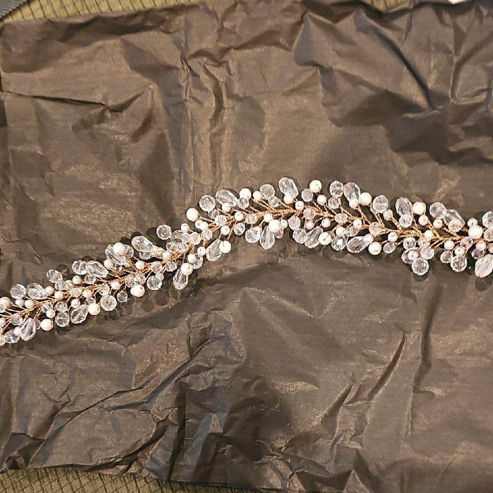 Elegant Crystal and Pearl Hair Accessory